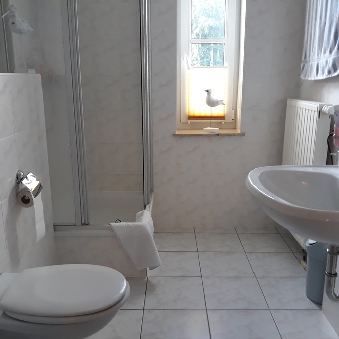 Ferienwohnung in Sellin - Sonnenglück in der Residenz Seeblick - Dusche u WC oben