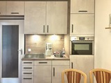 Ferienwohnung in Dahme - Berolina - Küche mit Mikrowelle und Geschirrspüler