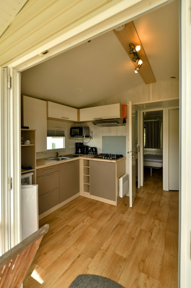 Ferienhaus in Pelzerhaken - Mobilheim Mediterranee - K&uuml;che im Wohnbereich