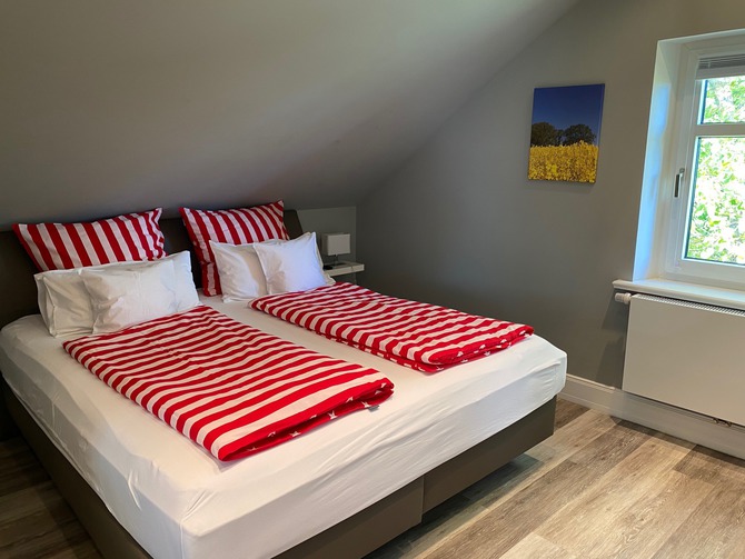 Ferienwohnung in Lenste - Mougin - Schlafzimmer mit bequemen Boxspringbett