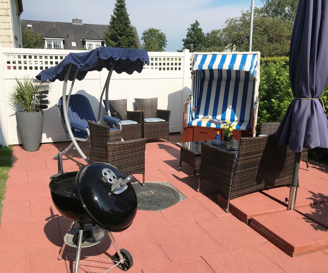 Ferienwohnung in Niendorf/Ostsee - Haus Edda FeWo Schwalbennest - Terrasse im Garten mit Möbeln und Grill