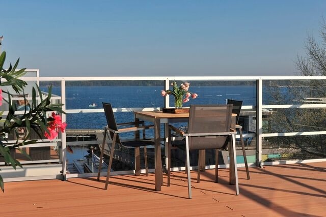 Ferienwohnung in Eckernförde - Apartmenthaus Hafenspitze Ap. 37 "Sonnendeck", Blickrichtung von der Terrasse auf das Offenes Meer, Strand, Innenstadt - Bild 4