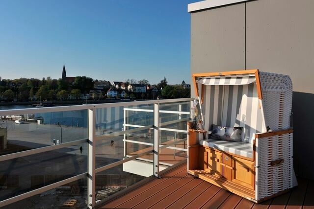 Ferienwohnung in Eckernförde - Apartmenthaus Hafenspitze Ap. 37 "Sonnendeck", Blickrichtung von der Terrasse auf das Offenes Meer, Strand, Innenstadt - Bild 5