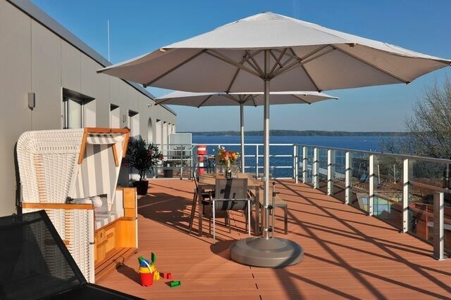 Ferienwohnung in Eckernförde - Apartmenthaus Hafenspitze Ap. 37 "Sonnendeck", Blickrichtung von der Terrasse auf das Offenes Meer, Strand, Innenstadt - Bild 6