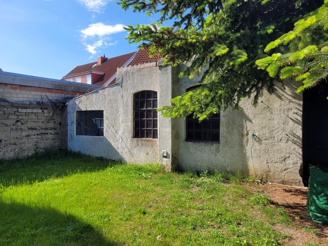 Ferienwohnung in Heiligenhafen - Fewo Todeskino "Strandgut" - Blick auf die alte Fasswerkstatt im Innenhofgarten