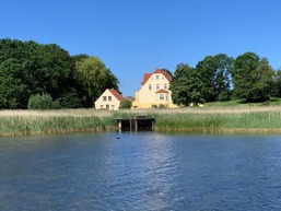 Gutshaus Grubnow Ferienwohnung 4 mit Hund am Wasser Sauna und WLAN incl.